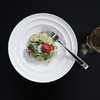 Grandes platos ovalados de porcelana apoyan a los restaurantes búlgaros