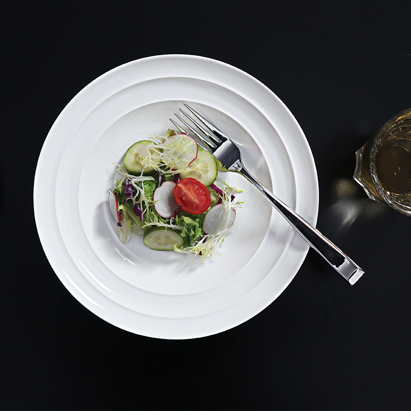 Grandes platos ovalados de porcelana apoyan a los restaurantes búlgaros