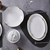 Las altas placas de cerámica blancas fijaron el servicio de mesa durable de la porcelana fijado con el ajuste del oro