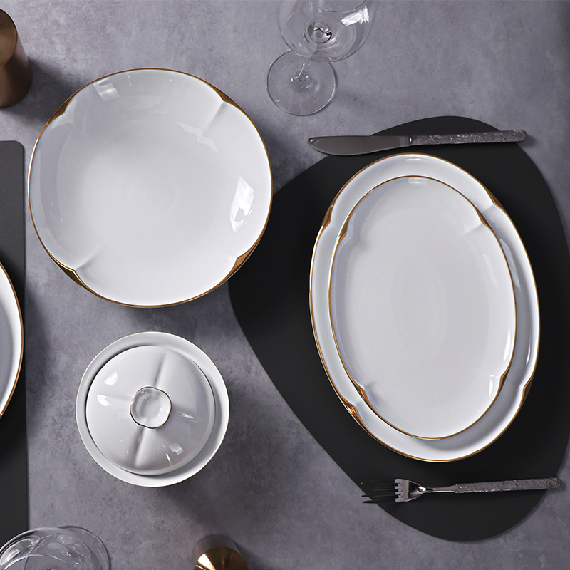 Las altas placas de cerámica blancas fijaron el servicio de mesa durable de la porcelana fijado con el ajuste del oro