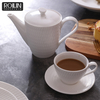 Tetera de porcelana blanca