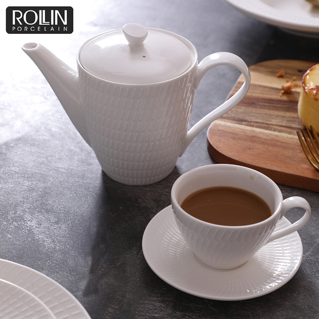 Tetera de porcelana blanca
