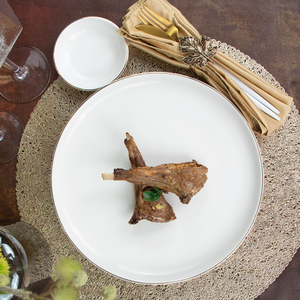 Plato de cena personalizado de porcelana blanca y negra con borde dorado 