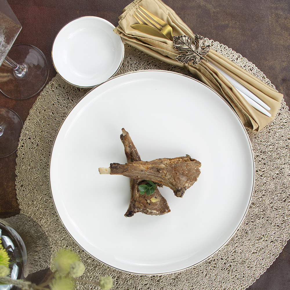 Plato de cena personalizado de porcelana blanca y negra con borde dorado 