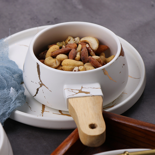 Cuenco De Cerámica Blanca Con Mango De Madera