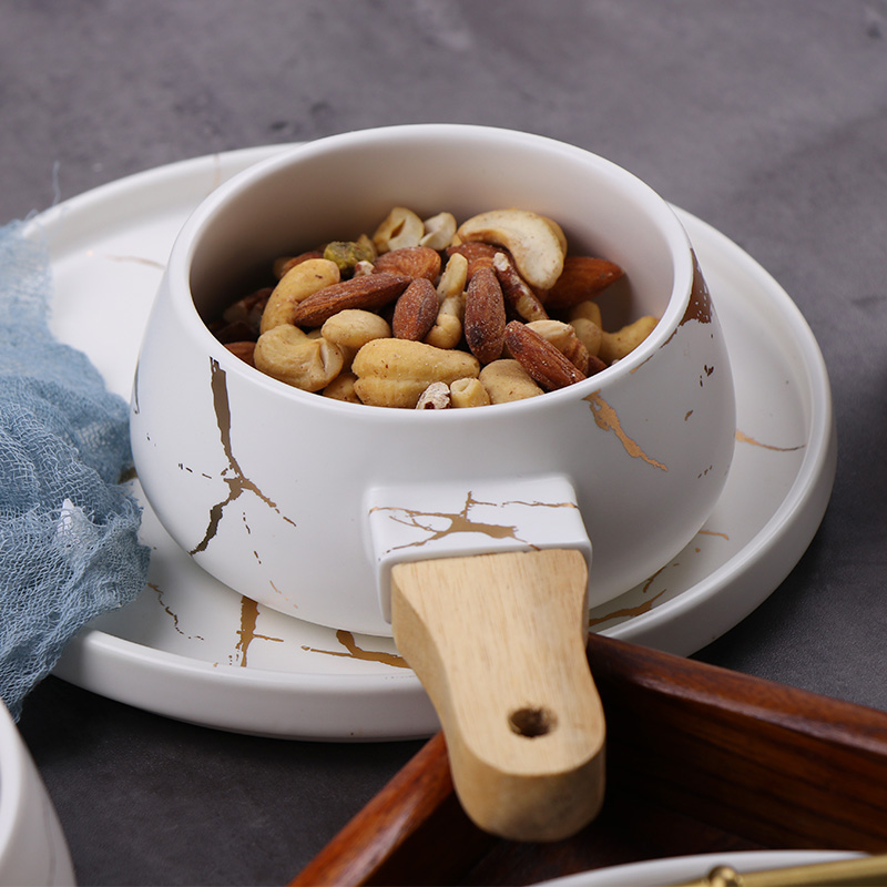 Cuenco De Cerámica Blanca Con Mango De Madera
