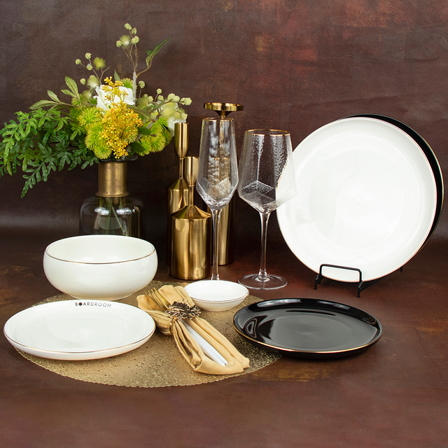 Vajilla determinada de la placa de cena de la porcelana blanca y negra del borde del oro para la venta al por mayor