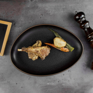 Gres irregular de cerámica negro de la placa de la porcelana del triángulo del servicio de mesa