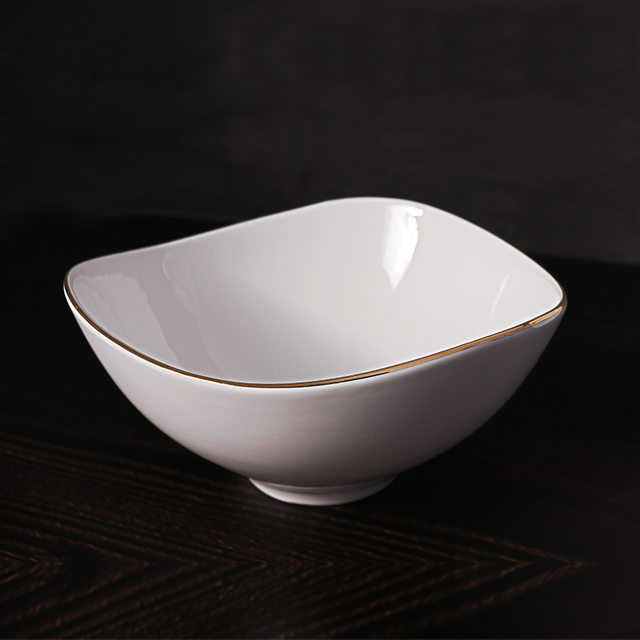 El ajuste de cerámica blanco del ORO del cuenco modificó los cuencos modificados para requisitos particulares de la porcelana del logotipo del nombre del restaurante