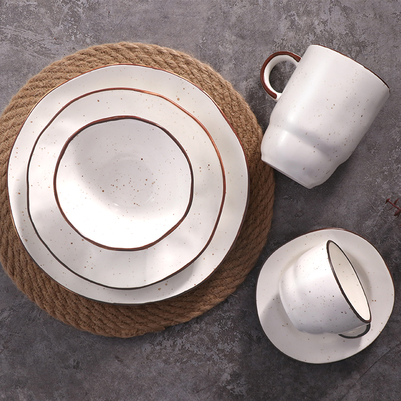 El servicio de mesa caliente de la venta platea la colección de cerámica hecha a mano de las placas de la porcelana