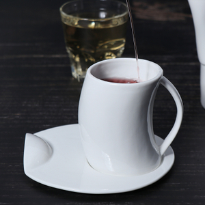 El platillo de cerámica de la taza de café del diseño de la cintura de señora modificó el sistema blanco de la taza de café de la porcelana para requisitos particulares