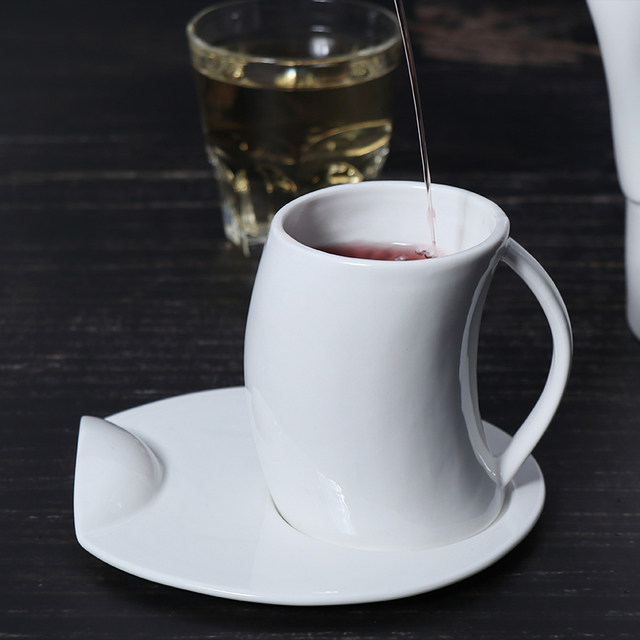 El platillo de cerámica de la taza de café del diseño de la cintura de señora modificó el sistema blanco de la taza de café de la porcelana para requisitos particulares