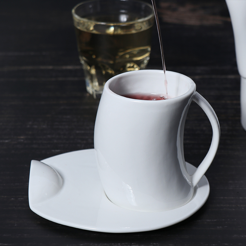 El sistema del regalo del día de la mujer modificó la porcelana determinada para requisitos particulares de cerámica del sistema de las tazas de café de la tetera del diseño de la señora confiada 