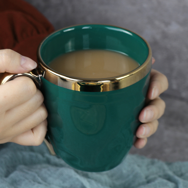 Taza verde de cerámica de regalo de Navidad con borde dorado