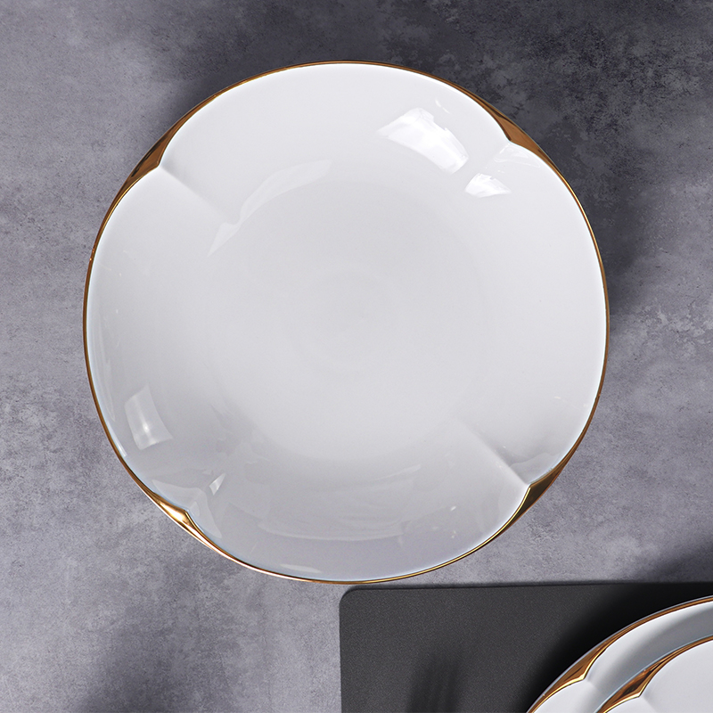 Las altas placas de cerámica blancas fijaron el servicio de mesa durable de la porcelana fijado con el ajuste del oro