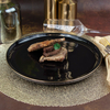 Plato de restaurante de cerámica negro con borde dorado 