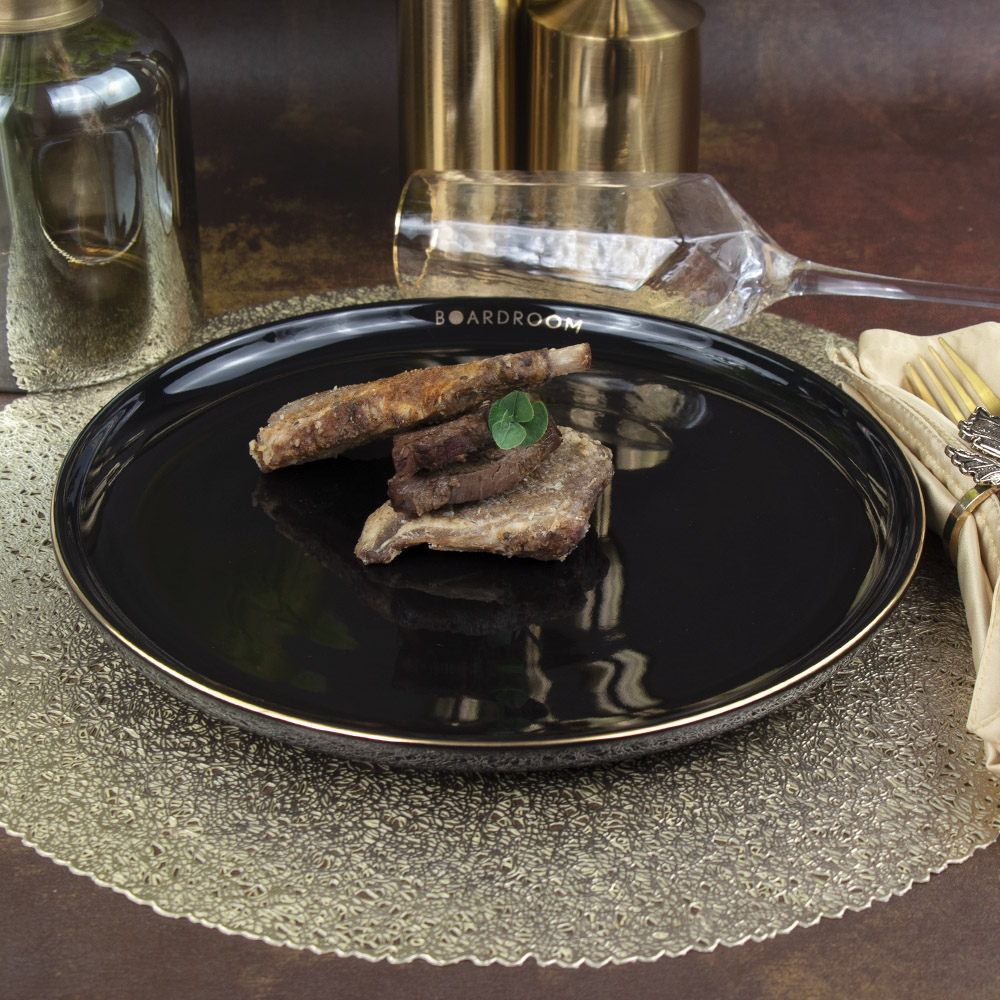 Plato de restaurante de cerámica negro con borde dorado 