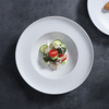 Plato de pasta de diseño único con borde ancho de porcelana blanca para hotel