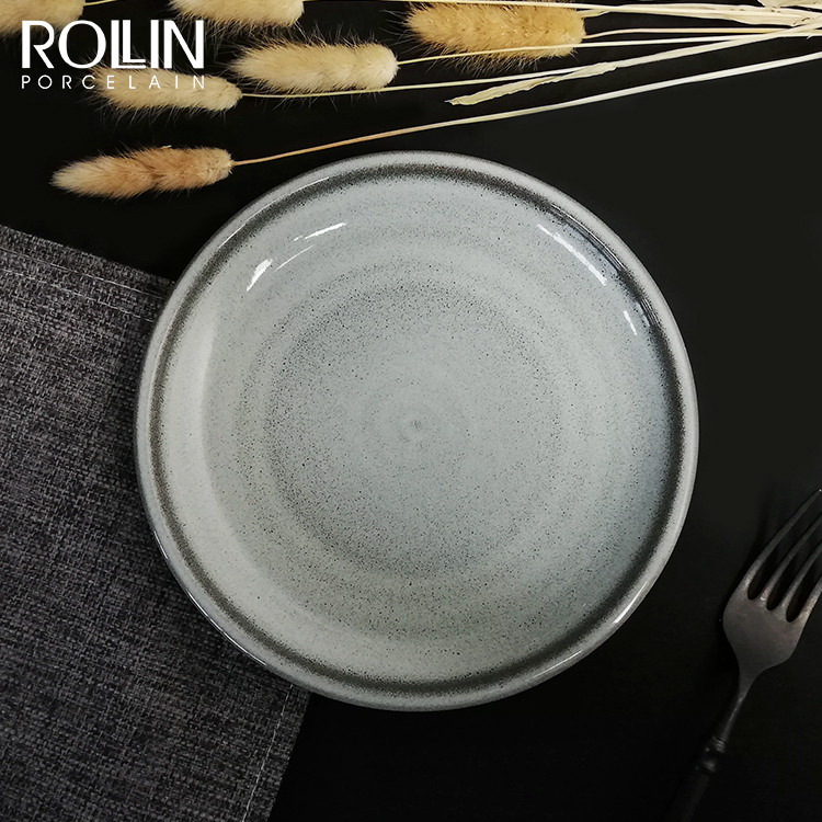 Platos de gres gris bajo plato llano de porcelana esmaltada