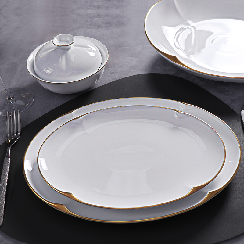 Las altas placas de cerámica blancas fijaron el servicio de mesa durable de la porcelana fijado con el ajuste del oro