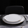 Las altas placas de cerámica blancas fijaron el servicio de mesa durable de la porcelana fijado con el ajuste del oro