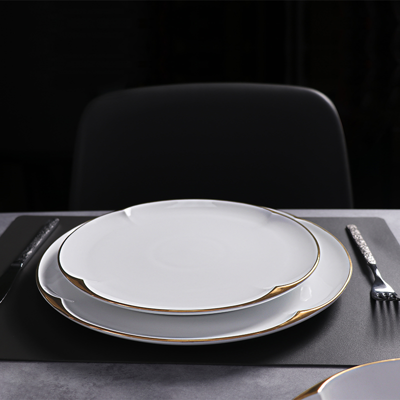 Las altas placas de cerámica blancas fijaron el servicio de mesa durable de la porcelana fijado con el ajuste del oro