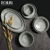 Platos de gres gris bajo plato llano de porcelana esmaltada