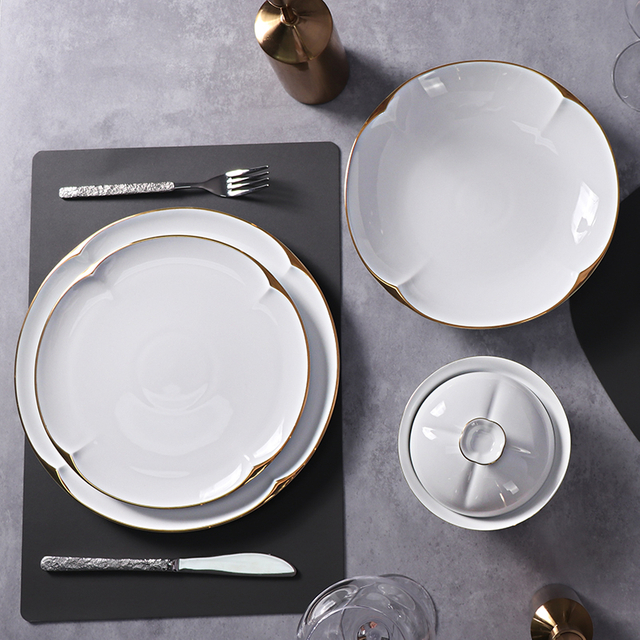 Las altas placas de cerámica blancas fijaron el servicio de mesa durable de la porcelana fijado con el ajuste del oro