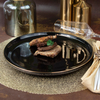 Plato de restaurante de cerámica negro con borde dorado 