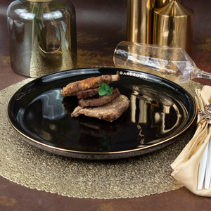Plato de restaurante de cerámica negro con borde dorado 