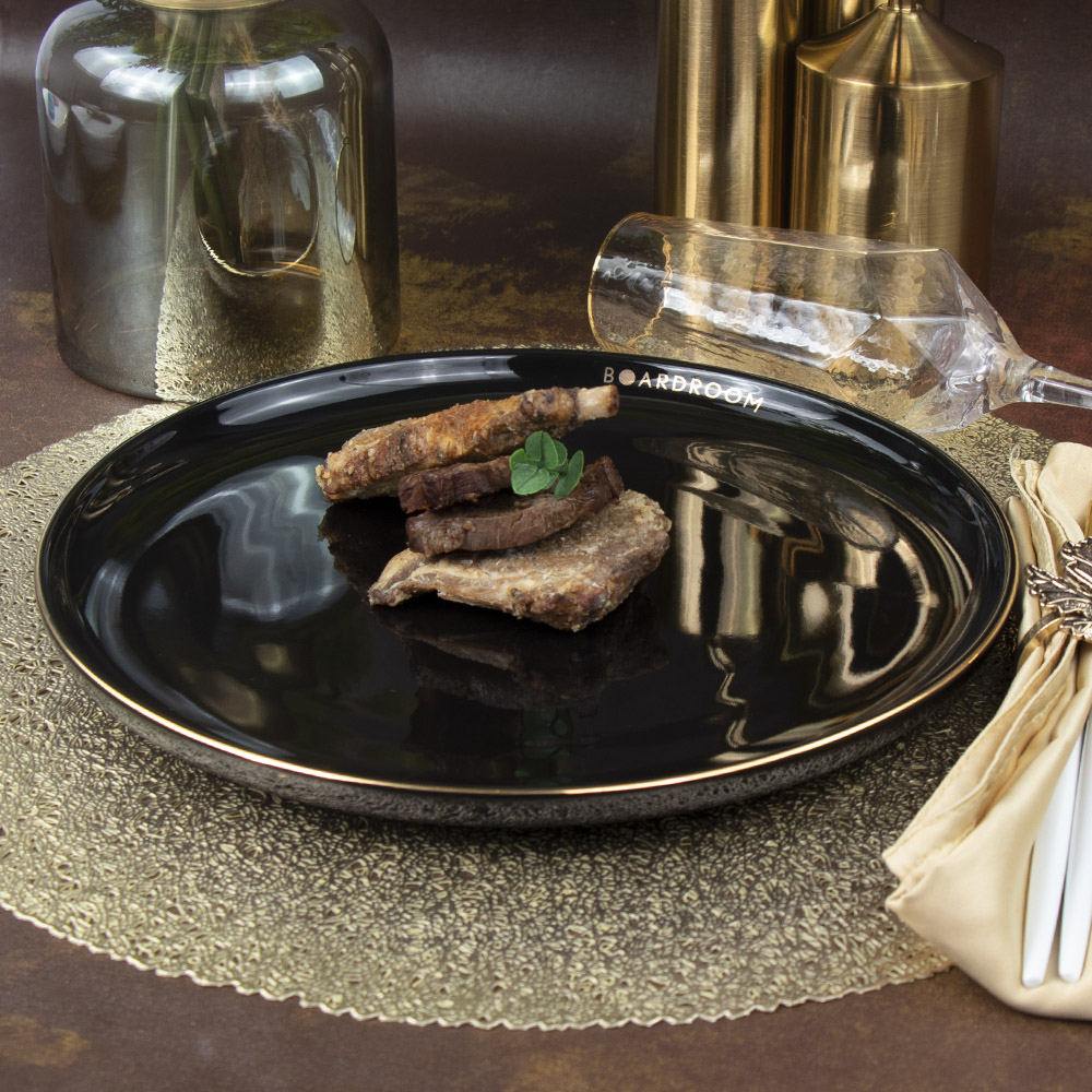 Plato de restaurante de cerámica negro con borde dorado 