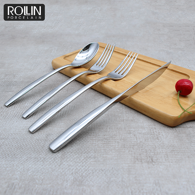 Puede personalizar los juegos de cubiertos de acero inoxidable con cuchillo de cena con logotipo para hotel