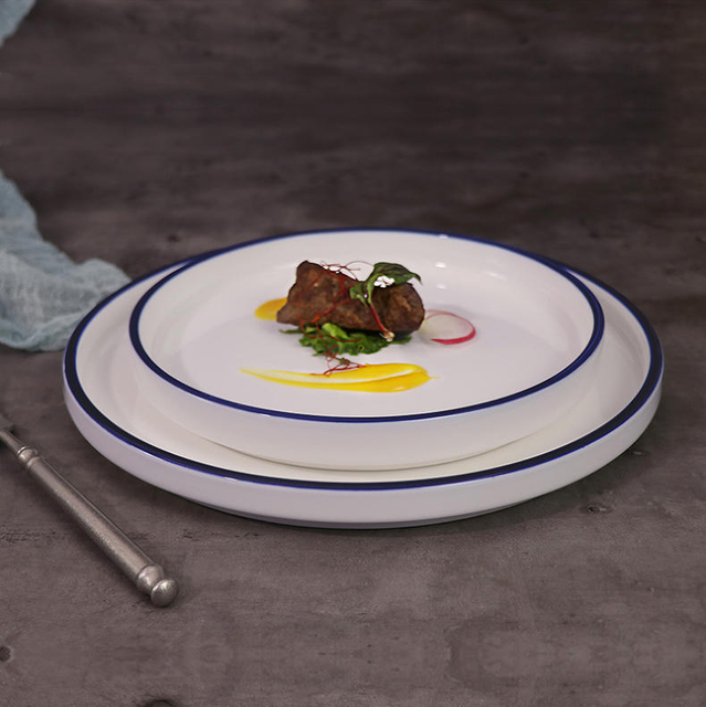 Plato de porcelana de hotel con diseño de borde azul