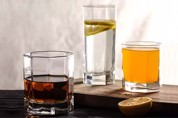 Vasos de agua para el servicio de mesa diario