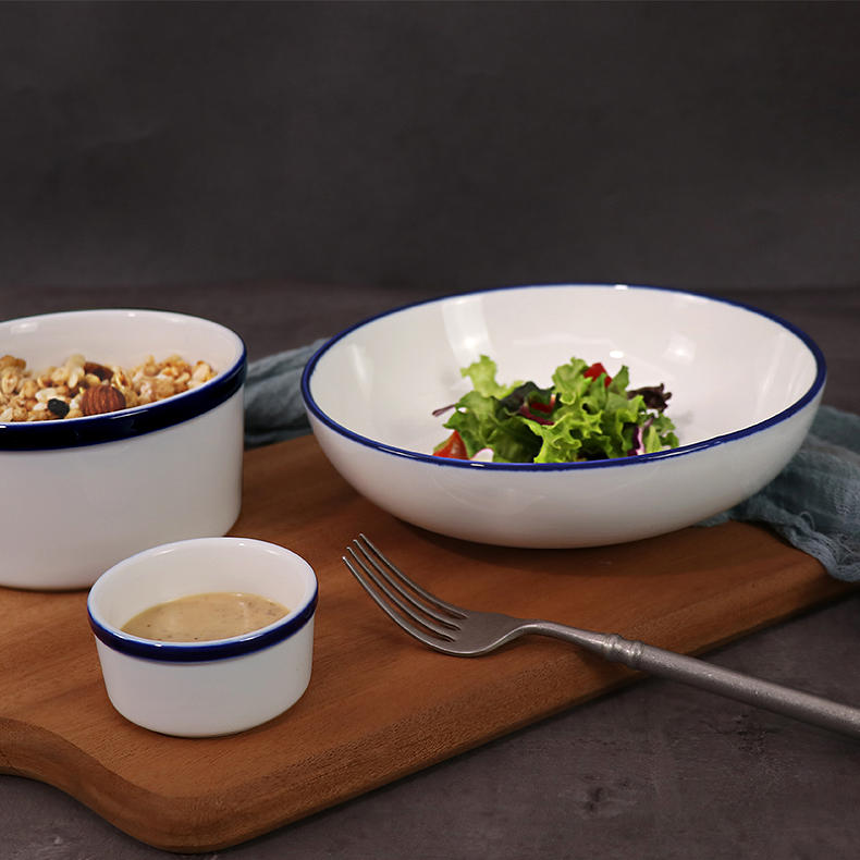 Plato de porcelana de hotel con diseño de borde azul
