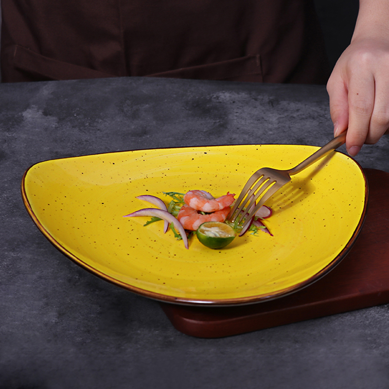Sistema de cena de la porcelana sistema modificado para requisitos particulares amarillo de la placa de cerámica del vajilla para el comedor del hotel