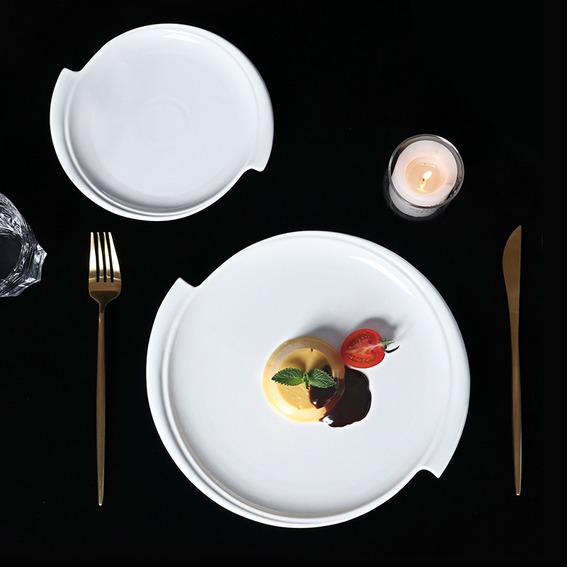 plato de porcelana blanca