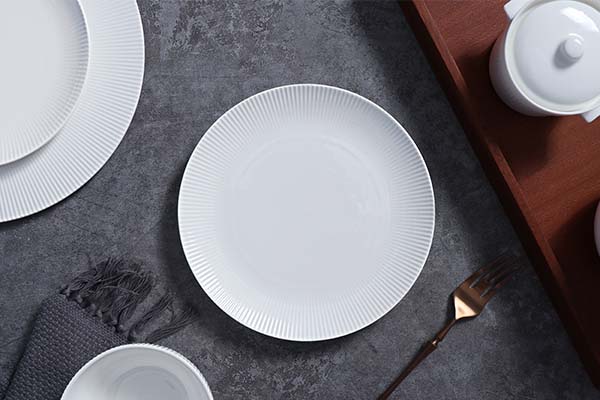 Vajilla de porcelana blanca