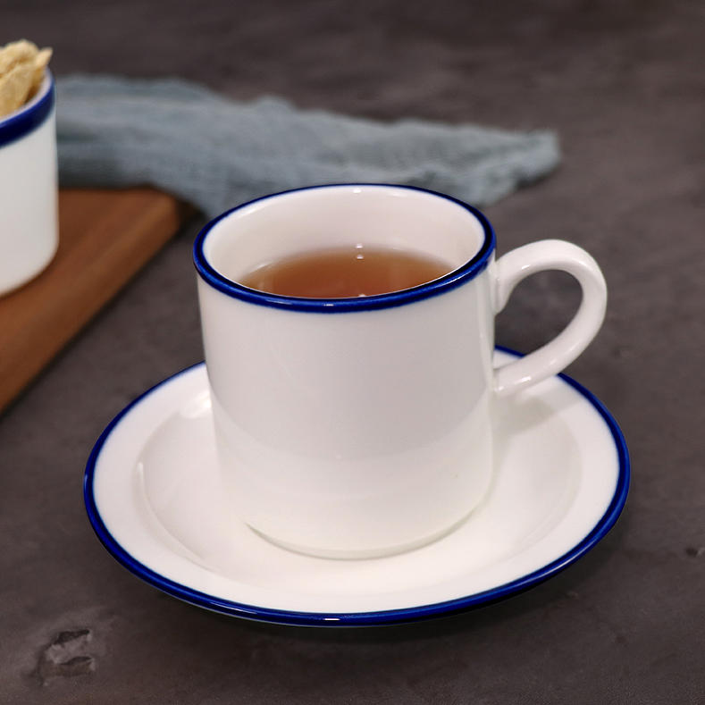 Plato de porcelana de hotel con diseño de borde azul