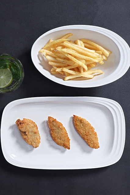 plato de porcelana blanca