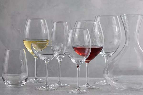 Copas de vino tinto para cenar y disfrutar de la experiencia de los huéspedes