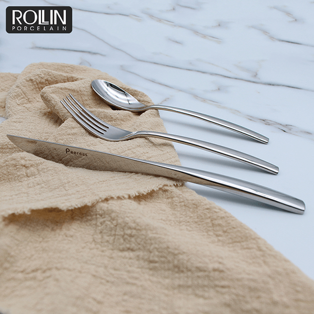 Puede personalizar los juegos de cubiertos de acero inoxidable del cuchillo de la cena del logotipo para el hotel