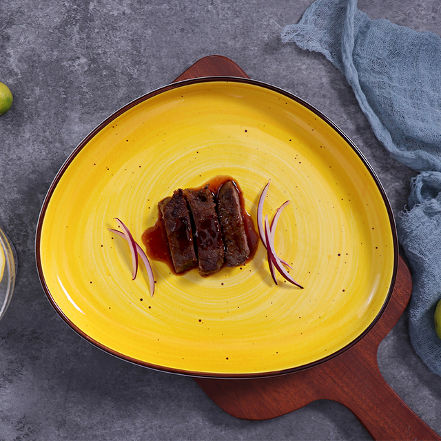 Sistema de cena de la porcelana sistema modificado para requisitos particulares amarillo de la placa de cerámica del vajilla para el comedor del hotel