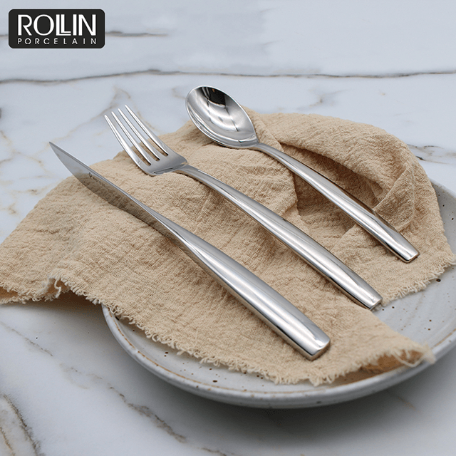 Puede personalizar los juegos de cubiertos de acero inoxidable del cuchillo de la cena del logotipo para el hotel